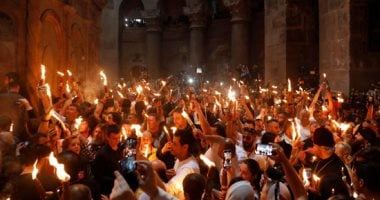 إعلام فلسطيني: الكشف عن "النور المقدس" من قبر المسيح في مدينة القدس.. فيديو 2 إعلام فلسطيني: الكشف عن “النور المقدس” من قبر المسيح في مدينة القدس.. فيديو