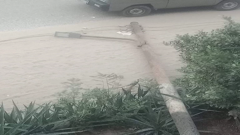 الطقس السيئ يتسبب في إغلاق طرق وسقوط أعمدة إنارة دون تسجيل أي خسائر بشرية 2 الطقس السيئ يتسبب في إغلاق طرق وسقوط أعمدة إنارة دون تسجيل أي خسائر بشرية