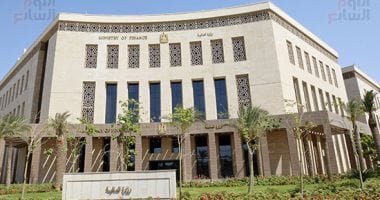 بدء صرف مرتبات أبريل للعاملين في الوزارات والهيئات 2 بدء صرف مرتبات أبريل للعاملين في الوزارات والهيئات