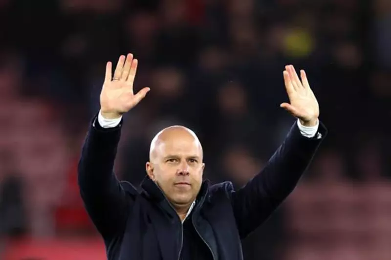 3 لحظات لا تُنسى لأرني سلوت قبل تتويج ليفربول المرتقب (فيديو) 2 3 لحظات لا تُنسى لأرني سلوت قبل تتويج ليفربول المرتقب (فيديو)