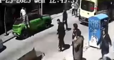 رجل يقفز من شرفة منزله أثناء زلزال بلغت قوته 6.2 درجة في إسطنبول.. فيديو 2 رجل يقفز من شرفة منزله أثناء زلزال بلغت قوته 6.2 درجة في إسطنبول.. فيديو