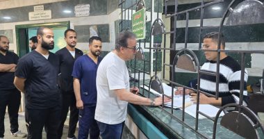 وزير الصحة يقوم بجولة في مستشفى البنك الأهلي ويأمر بصرف مكافأة لكافة الموظفين 2 وزير الصحة يقوم بجولة في مستشفى البنك الأهلي ويأمر بصرف مكافأة لكافة الموظفين