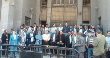 محامون يحتجون على الرسوم القضائية بسبب عدم وجود قانون ينظمها 2 محامون يحتجون على الرسوم القضائية بسبب عدم وجود قانون ينظمها