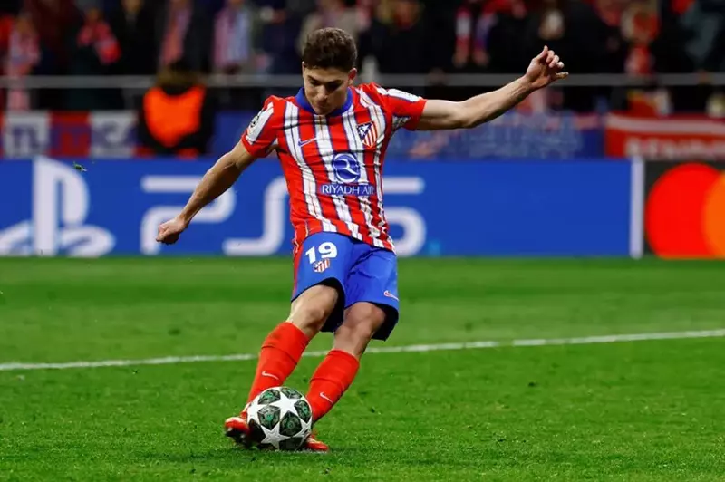 ألفاريز يعبر عن شكوكه حول مستقبله مع أتلتيكو مدريد 2 ألفاريز يعبر عن شكوكه حول مستقبله مع أتلتيكو مدريد