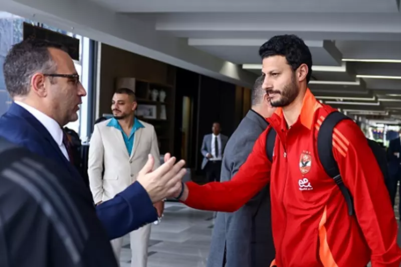 فريق الأهلي يصل ملعب مباراته أمام صنداونز استعدادًا لمباراة الذهاب (فيديو) 2 فريق الأهلي يصل ملعب مباراته أمام صنداونز استعدادًا لمباراة الذهاب (فيديو)