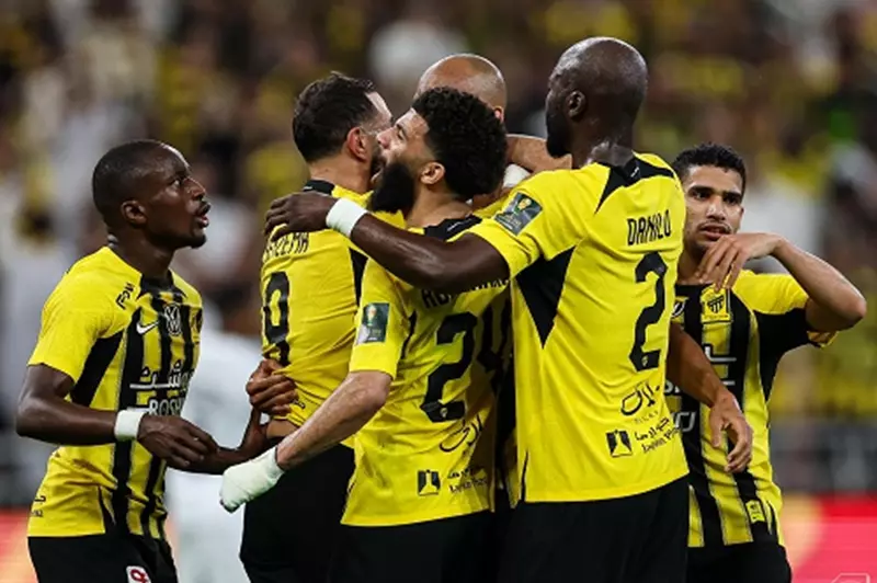 مهاجم الاتحاد يجري كشفًا طبيًا بعد إصابته في مباراة الفتح 2 مهاجم الاتحاد يجري كشفًا طبيًا بعد إصابته في مباراة الفتح