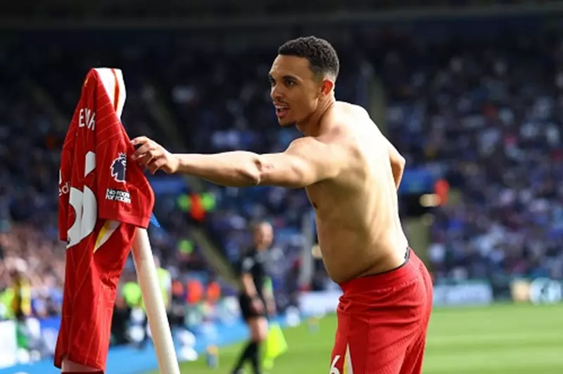 أقدام أرنولد تقود ليفربول للتتويج بالدوري وهبوط ليستر سيتي 2 أقدام أرنولد تقود ليفربول للتتويج بالدوري وهبوط ليستر سيتي