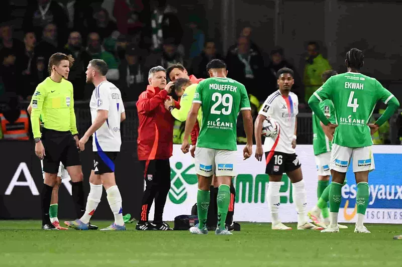 سانت إتيان يتغلب على ليون في الدوري الفرنسي بعد توقف دام أكثر من 30 دقيقة (فيديو) 2 سانت إتيان يتغلب على ليون في الدوري الفرنسي بعد توقف دام أكثر من 30 دقيقة (فيديو)