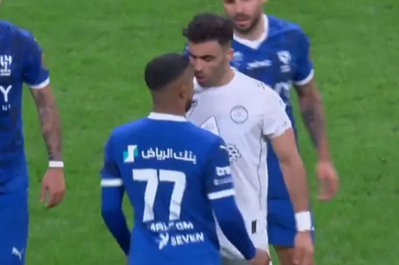 مواجهة مثيرة بين ميتروفيتش وحمد الله في مباراة الهلال والشباب (فيديو) 2 مواجهة مثيرة بين ميتروفيتش وحمد الله في مباراة الهلال والشباب (فيديو)