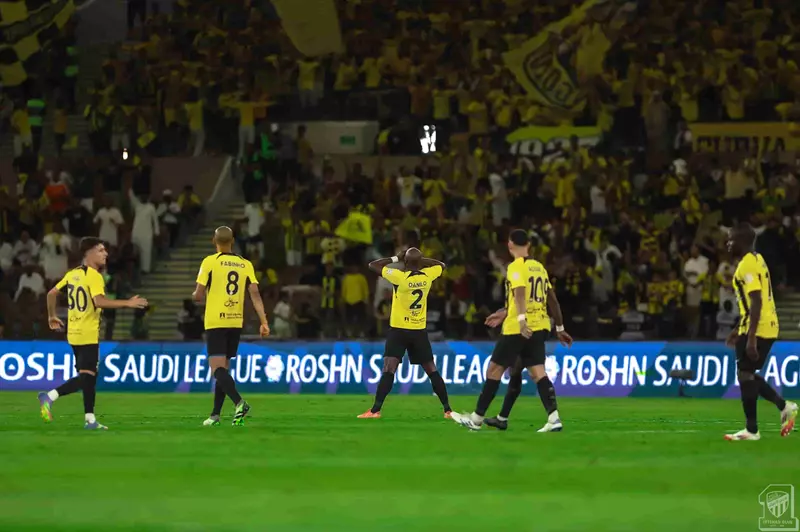 الاتحاد يحقق فوزاً مهماً على الاتفاق ويقترب من اللقب في الدوري السعودي (فيديو) 2 الاتحاد يحقق فوزاً مهماً على الاتفاق ويقترب من اللقب في الدوري السعودي (فيديو)