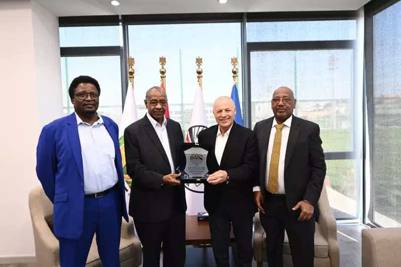 أبو ريدة يلتقي رئيس الاتحاد السوداني لبحث التعاون ومستقبل كرة القدم في أفريقيا 2 أبو ريدة يلتقي رئيس الاتحاد السوداني لبحث التعاون ومستقبل كرة القدم في أفريقيا