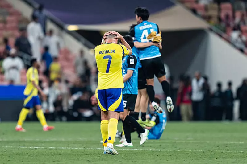 رونالدو يقترب من موسم خالي من البطولات مع النصر بعد خسارته 3 بطولات 2 رونالدو يقترب من موسم خالي من البطولات مع النصر بعد خسارته 3 بطولات