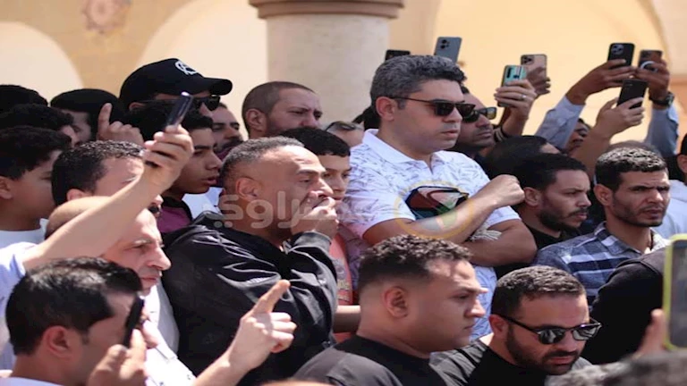 صور: أحمد رزق ومحمود عبدالمغني يتعرضان لصدمة في جنازة سليمان عيد 2 صور: أحمد رزق ومحمود عبدالمغني يتعرضان لصدمة في جنازة سليمان عيد