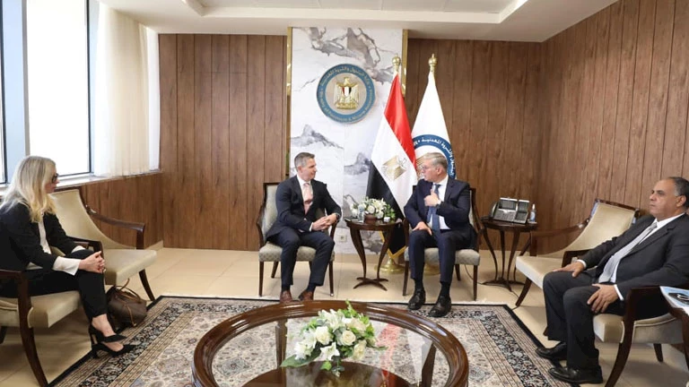 وزير البترول يناقش خطط استكشاف "كابريكورن" في الصحراء الغربية 2 وزير البترول يناقش خطط استكشاف “كابريكورن” في الصحراء الغربية