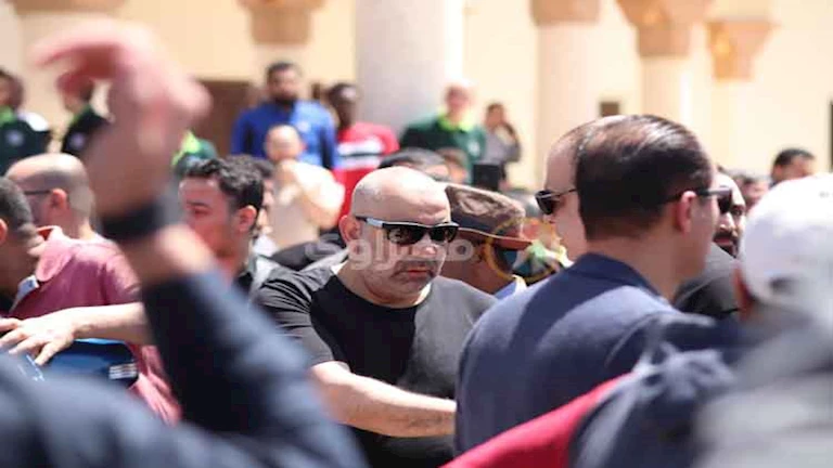 بكاء وصدمة في جنازة سليمان عيد: لقطات لنجوم الفن 2 بكاء وصدمة في جنازة سليمان عيد: لقطات لنجوم الفن
