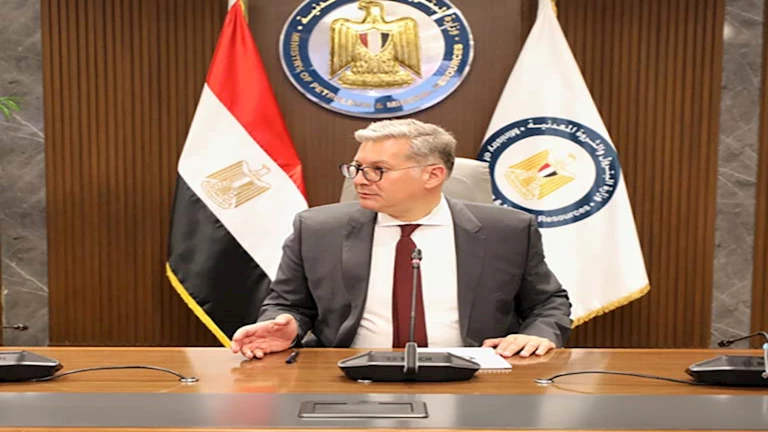 وزير البترول يحتفل بعيد العمال ويشيد بجهود العاملين في القطاع
يدعوهم للتعاون من أجل مصلحة الوطن 2 وزير البترول يحتفل بعيد العمال ويشيد بجهود العاملين في القطاع
يدعوهم للتعاون من أجل مصلحة الوطن