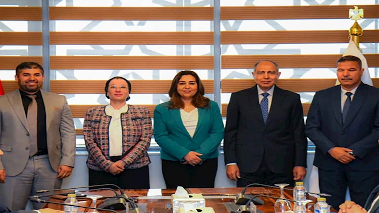 توقيع عقد لإدارة وتشغيل مصنع إعادة تدوير النفايات في العدوة مع شركة خاصة 2 توقيع عقد لإدارة وتشغيل مصنع إعادة تدوير النفايات في العدوة مع شركة خاصة