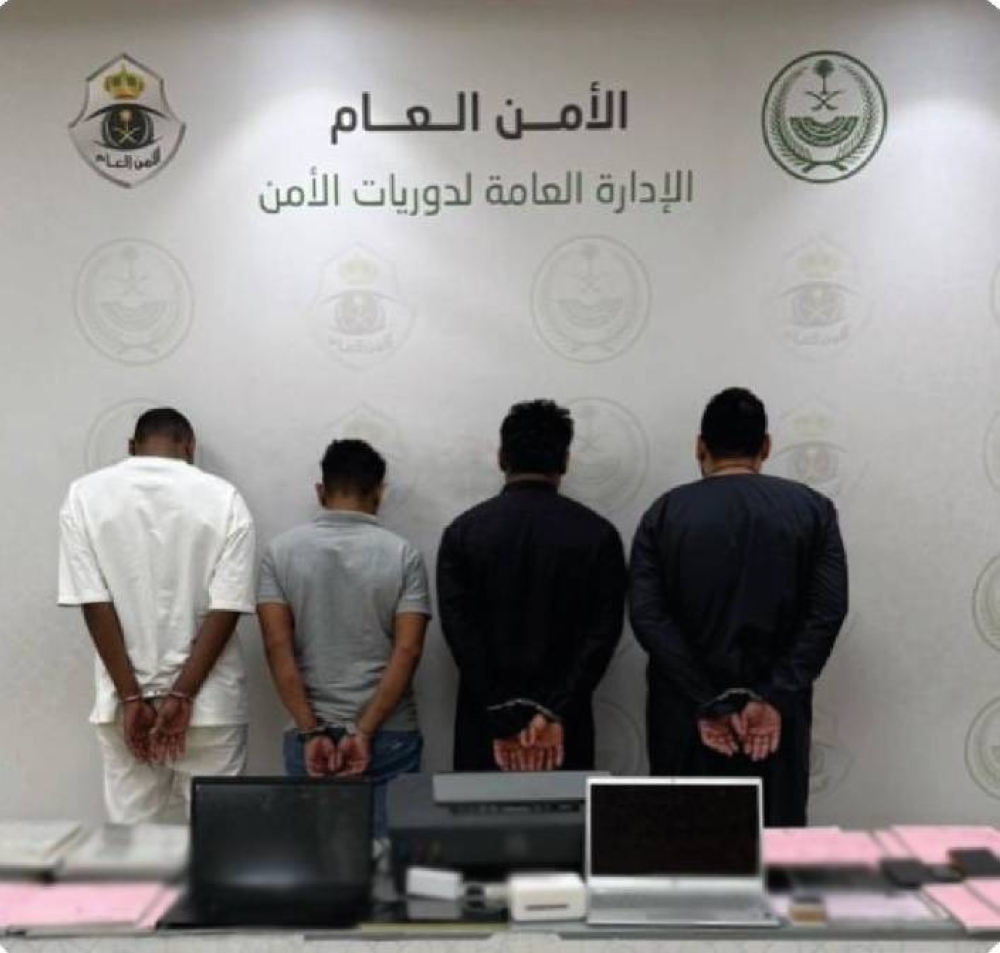 دوريات الأمن في مكة تعتقل 3 مخالفين ومقيم لترويجهم حملات حج مزيفة 2 دوريات الأمن في مكة تعتقل 3 مخالفين ومقيم لترويجهم حملات حج مزيفة