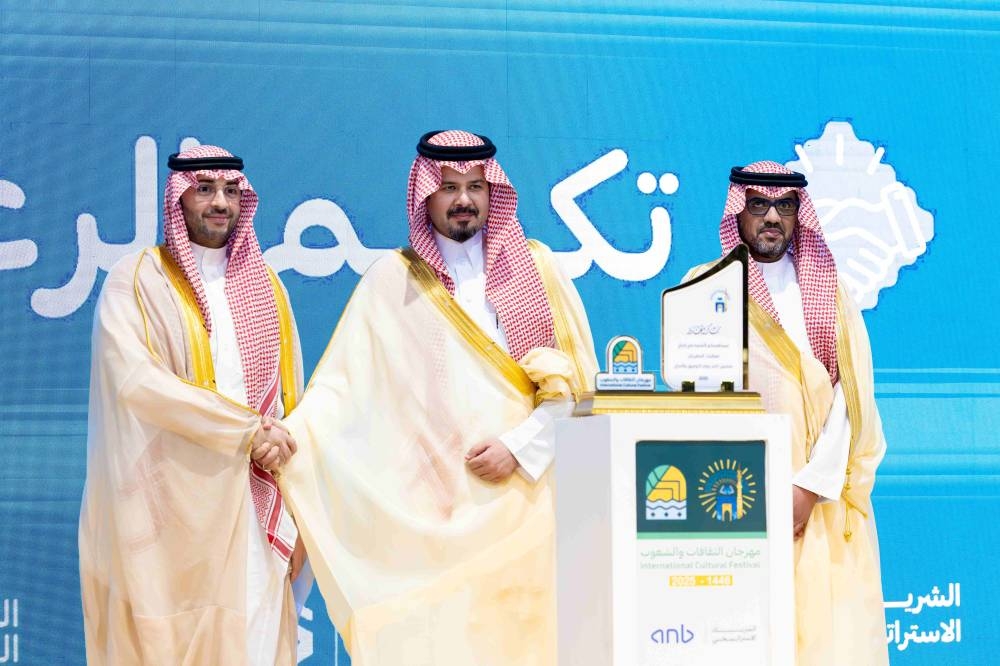 أمير المدينة المنورة يكرّم البنك العربي الوطني 2 أمير المدينة المنورة يكرّم البنك العربي الوطني