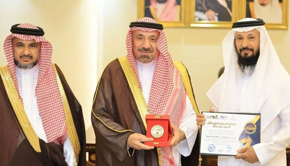 أمير نجران يستقبل النحّال اليامي الفائز بأفضل عسل في العالم 2 أمير نجران يستقبل النحّال اليامي الفائز بأفضل عسل في العالم