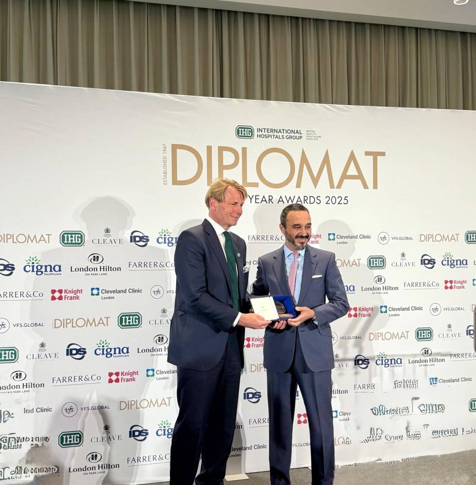 سفير المملكة لدى المملكة المتحدة يحصل على جائزة دبلوماسي العام 2025 2 سفير المملكة لدى المملكة المتحدة يحصل على جائزة دبلوماسي العام 2025