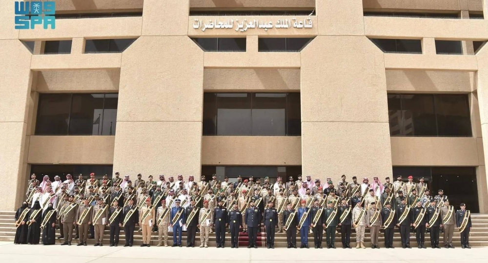 الكلية الأمنية تحتفل بتخريج 129 طالباً من برامج الدبلومات العليا 2 الكلية الأمنية تحتفل بتخريج 129 طالباً من برامج الدبلومات العليا