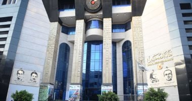 توافد الصحفيين للمشاركة في الانتخابات مع لافتات المرشحين التي تزين عبد الخالق ثروت 2 توافد الصحفيين للمشاركة في الانتخابات مع لافتات المرشحين التي تزين عبد الخالق ثروت