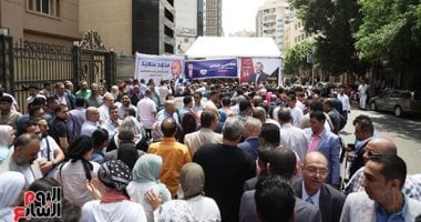 سيارات إسعاف جاهزة أمام النقابة لتوفير الرعاية الصحية للمشاركين في انتخابات الصحفيين 2 سيارات إسعاف جاهزة أمام النقابة لتوفير الرعاية الصحية للمشاركين في انتخابات الصحفيين
