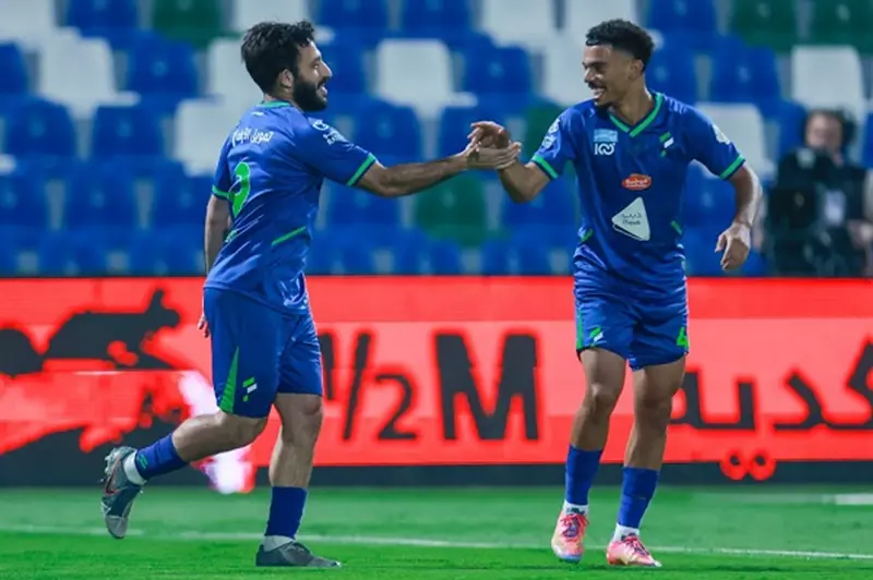 الدوري السعودي يشهد فوز الفتح على الشباب بثلاثية مثيرة (فيديو) 2 الدوري السعودي يشهد فوز الفتح على الشباب بثلاثية مثيرة (فيديو)