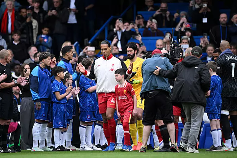 تشيلسي يحتفي بلقب ليفربول في الدوري الإنجليزي بممر شرفي مميز 2 تشيلسي يحتفي بلقب ليفربول في الدوري الإنجليزي بممر شرفي مميز