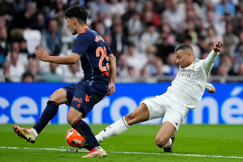 ريال مدريد يتجاوز سيلتا فيجو بثلاثية في الليجا، والحسم سيكون خارج الكلاسيكو 2 ريال مدريد يتجاوز سيلتا فيجو بثلاثية في الليجا، والحسم سيكون خارج الكلاسيكو
