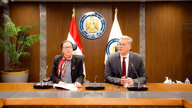 وزيرا البيئة والبترول يبحثان طرق تقليل انبعاثات الكربون في مصر 2 وزيرا البيئة والبترول يبحثان طرق تقليل انبعاثات الكربون في مصر