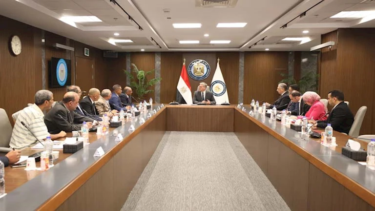 وزير البترول يناقش مع نقابة المناجم والمحاجر سبل تطوير قطاع التعدين 2 وزير البترول يناقش مع نقابة المناجم والمحاجر سبل تطوير قطاع التعدين