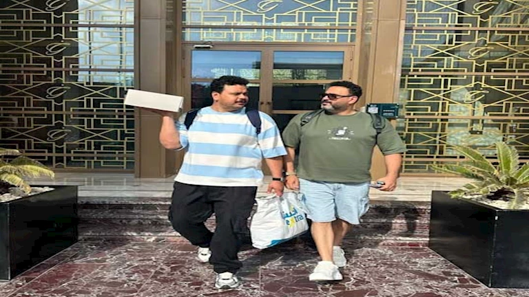 قبل عرض مسرحية "ألف تيتة وتيتة" أكرم حسني ومصطفى غريب يشاركان في موقف طريف 2 قبل عرض مسرحية “ألف تيتة وتيتة” أكرم حسني ومصطفى غريب يشاركان في موقف طريف