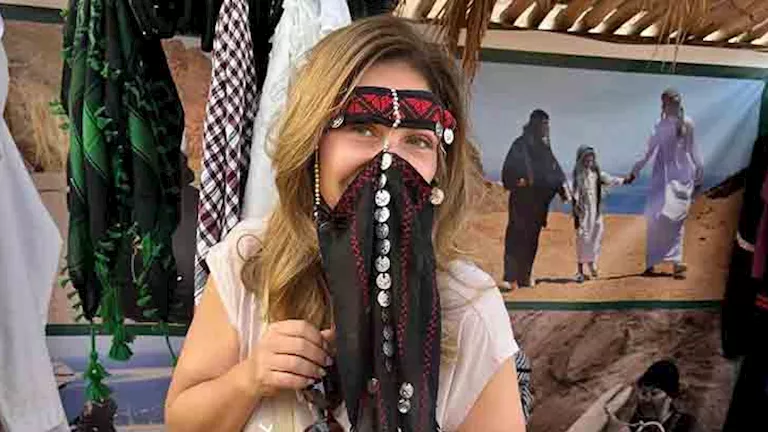 ليلى علوي تستعرض صور رحلتها إلى سيناء بزي بدوي وتفاعل مع الجمال