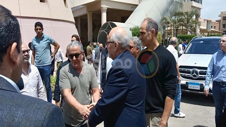 تشييع جنازة والدة موسى مصطفى موسى بحضور ملك مصر السابق - صور 2 تشييع جنازة والدة موسى مصطفى موسى بحضور ملك مصر السابق – صور