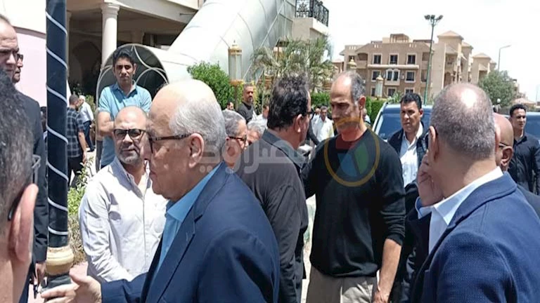 جنازة والدة موسى مصطفى موسى بحضور جمال مبارك وياسين منصور - صور 2 جنازة والدة موسى مصطفى موسى بحضور جمال مبارك وياسين منصور – صور