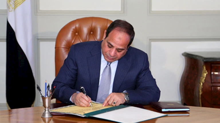 السيسي يعتمد قانون العمل الجديد ويأمر الحكومة باتخاذ خمس خطوات هامة 2 السيسي يعتمد قانون العمل الجديد ويأمر الحكومة باتخاذ خمس خطوات هامة
