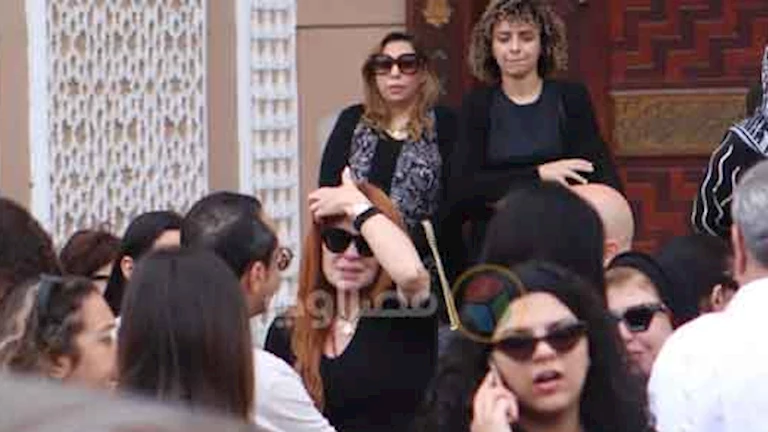 صور مؤثرة توثق انهيار كارول سماحة خلال جنازة زوجها وليد مصطفى 2 صور مؤثرة توثق انهيار كارول سماحة خلال جنازة زوجها وليد مصطفى