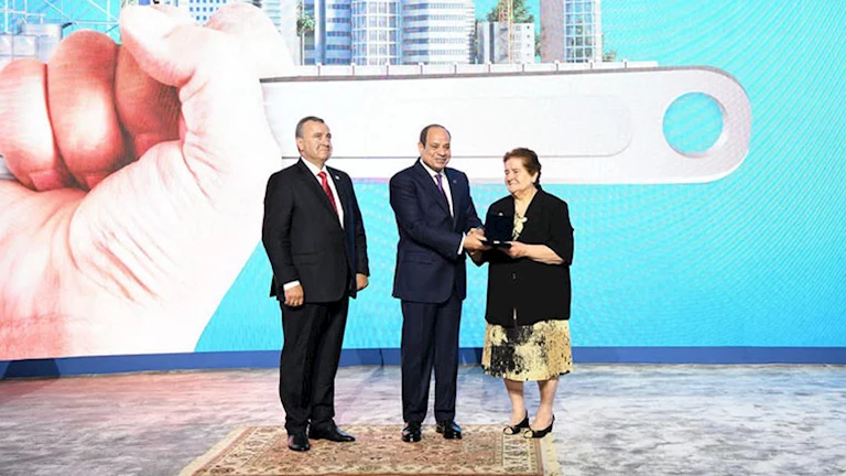 الرئيس السيسي يكرم والدة رجل الأعمال اللبناني رفيق ضو بعد كلمات مؤثرة 2 الرئيس السيسي يكرم والدة رجل الأعمال اللبناني رفيق ضو بعد كلمات مؤثرة
