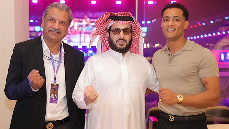 محمد رمضان يحتفل مع جمهوره في إحدى نزالات الملاكمة بالرياض بحضور تركي آل الشيخ 2 محمد رمضان يحتفل مع جمهوره في إحدى نزالات الملاكمة بالرياض بحضور تركي آل الشيخ