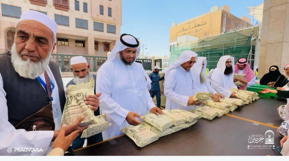 استقبال حافل لطلائع الحجاج في المسجد النبوي مع الترحيب والهدايا 2 استقبال حافل لطلائع الحجاج في المسجد النبوي مع الترحيب والهدايا