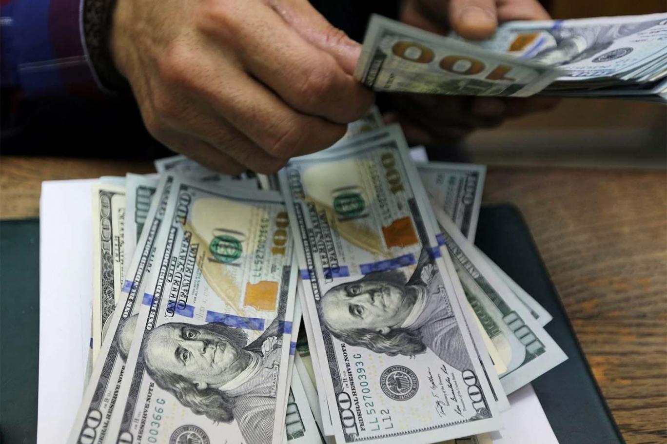 انخفاض اسعار صرف الدولار في العراق اليوم بختام التعاملات المسائية بالبورصات الرئيسية ومحال الصيرفة