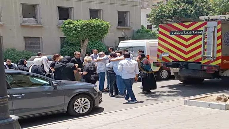 جثمان نجل صلاح الشرنوبي يصل إلى مسجد عمر مكرم لأداء صلاة الجنازة 2 جثمان نجل صلاح الشرنوبي يصل إلى مسجد عمر مكرم لأداء صلاة الجنازة
