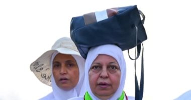 حجاج بيت الله الحرام يتوجهون إلى جبل عرفات.. فيديو وصور 2 حجاج بيت الله الحرام يتوجهون إلى جبل عرفات.. فيديو وصور