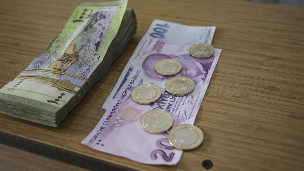 تقلبات USD.. سعر الدولار مقابل الليرة السورية اليوم الثلاثاء 10-6-2025 في المدن والسوق الموازية 2 تقلبات USD.. سعر الدولار مقابل الليرة السورية اليوم الثلاثاء 10-6-2025 في المدن والسوق الموازية